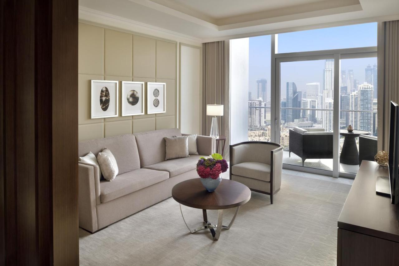 Address Dubai Mall Bagian luar foto A living room at the Ritz-Carlton, DIFC